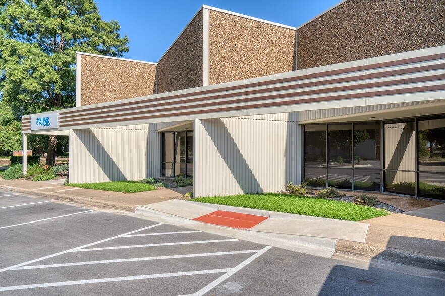 8302-8328 Sterling St, Irving, TX à louer - Photo de l’immeuble – Image 3 sur 11