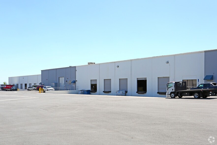 6901 District Blvd, Bakersfield, CA à louer - Photo de l’immeuble – Image 3 sur 4