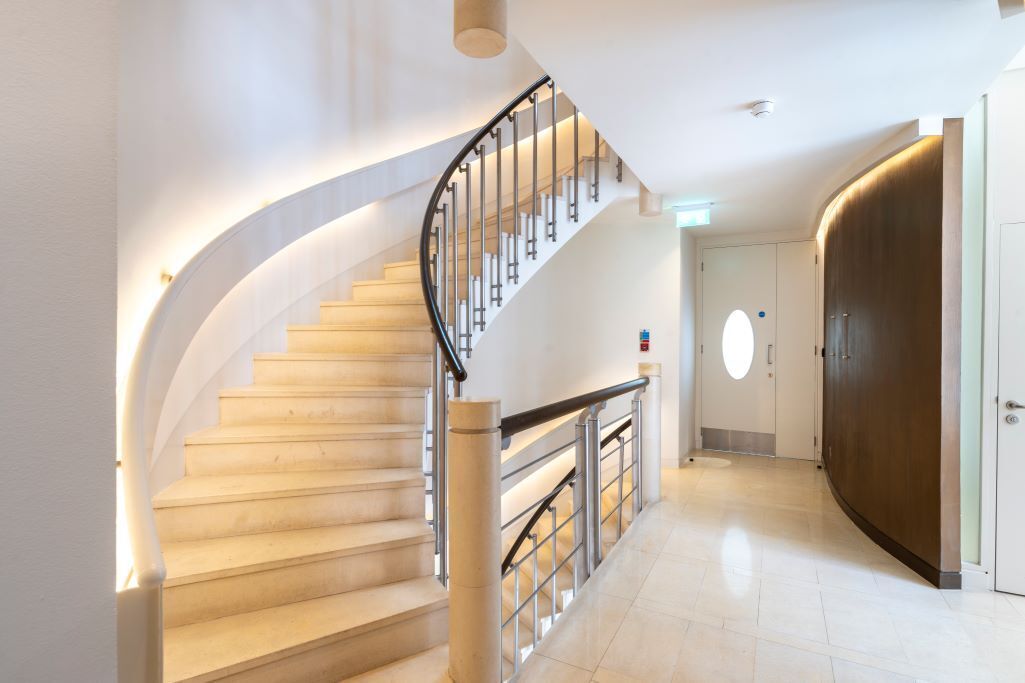 55 Grosvenor St, Londres à louer Photo de l’immeuble– Image 1 sur 7