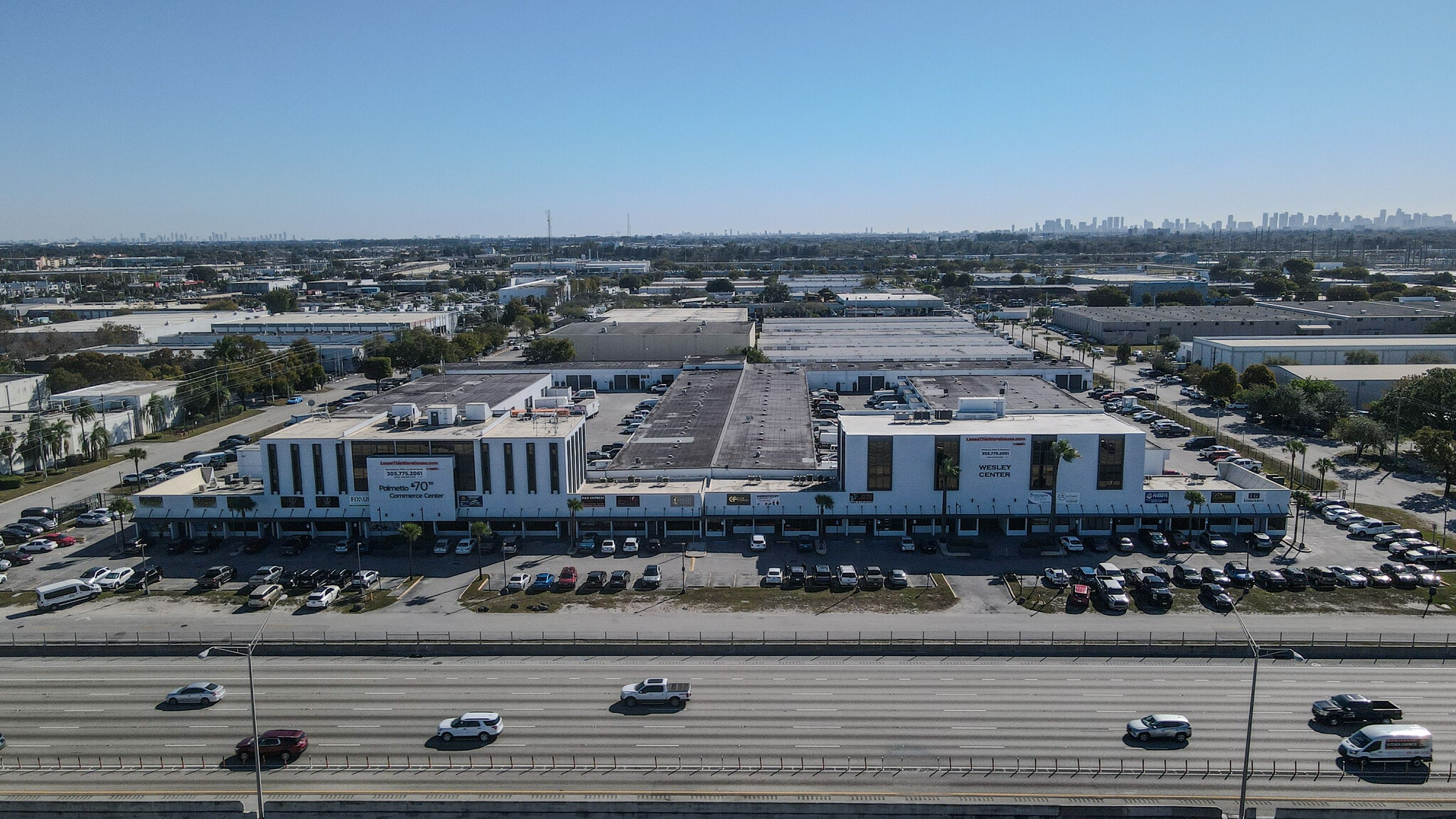 7506-7560 NW 70th St, Miami, FL à louer Photo de l’immeuble– Image 1 sur 18