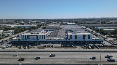 7506-7560 NW 70th St, Miami, FL à louer Photo de l’immeuble– Image 1 sur 18
