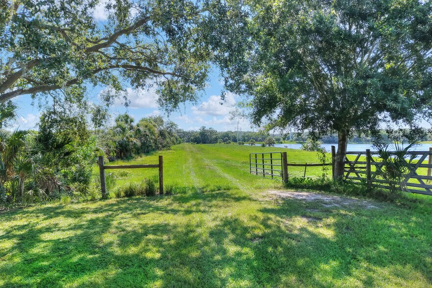 6838 Mary Lou Dr, Riverview, FL à vendre - Photo de l’immeuble – Image 3 sur 22