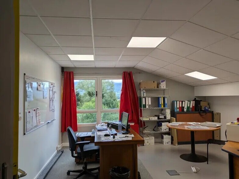 Bureau dans Lumbin à vendre - Photo de l’immeuble – Image 3 sur 9