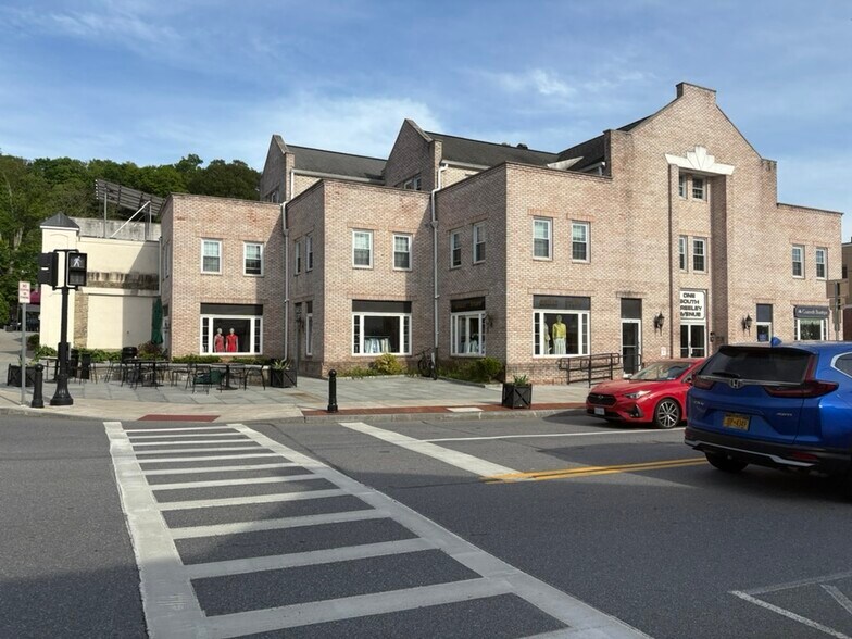 1 S Greeley Ave, Chappaqua, NY à louer - Photo de l’immeuble – Image 2 sur 16