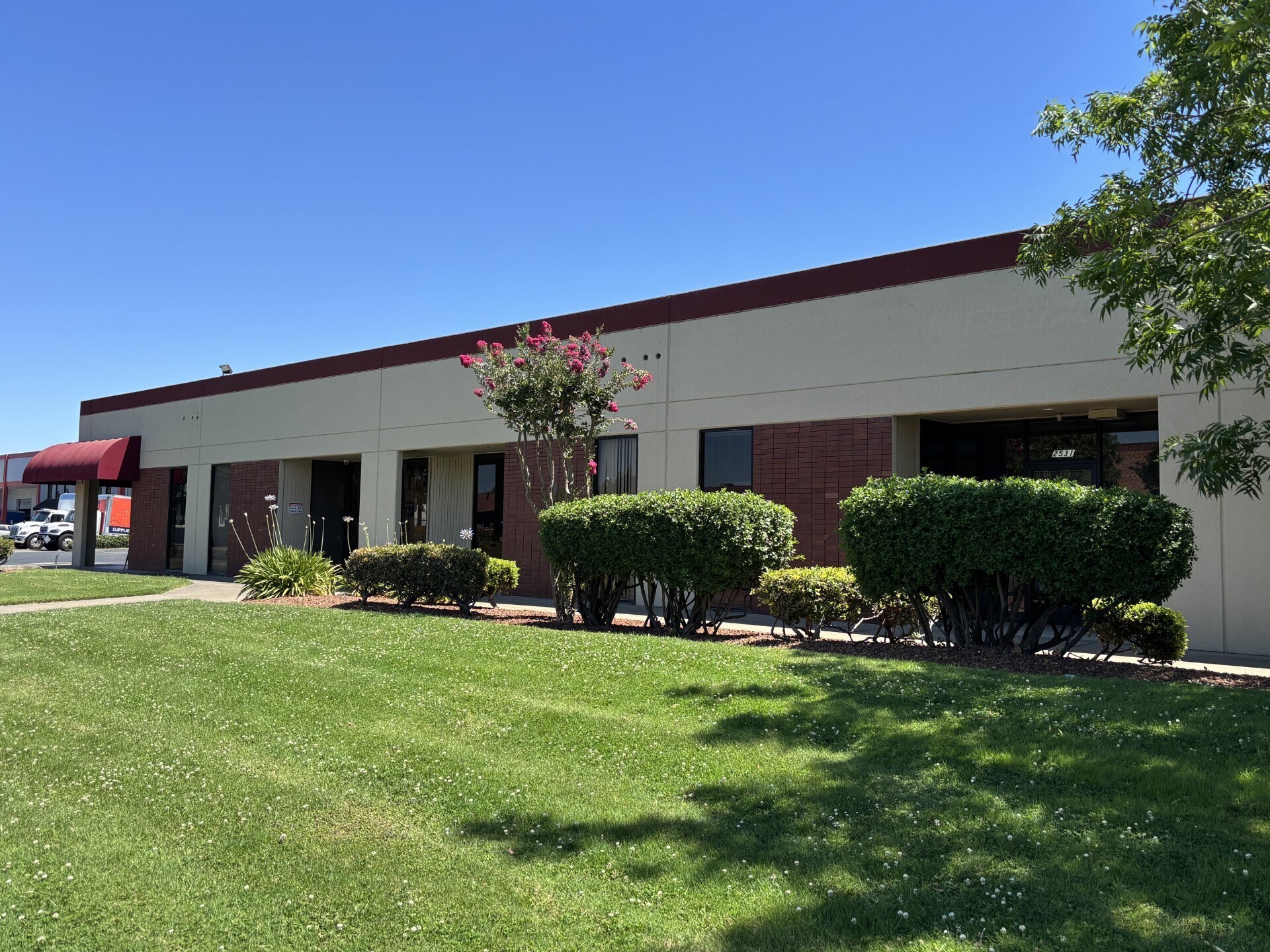 2521-2551 Del Monte St, West Sacramento, CA à louer Photo de l’immeuble– Image 1 sur 5