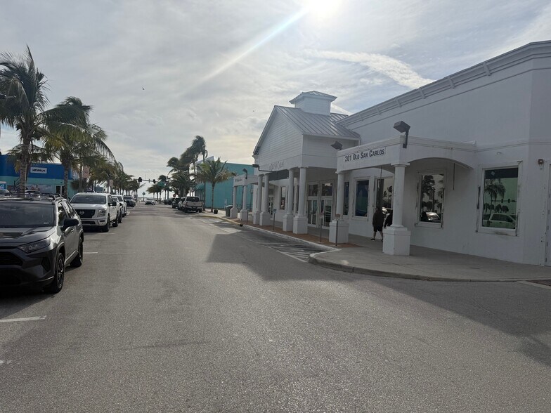 201 Old San Carlos Blvd, Fort Myers, FL à louer - Photo de l’immeuble – Image 3 sur 6