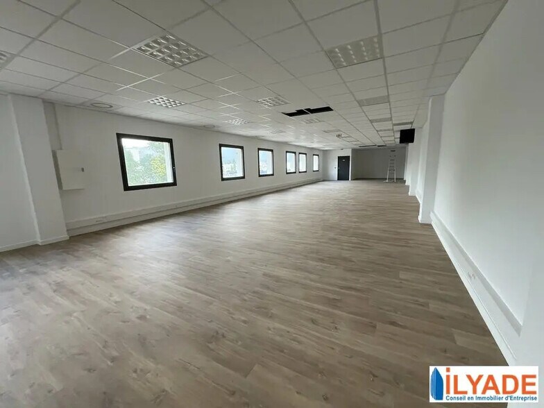 Bureau dans Aubagne à louer - Photo de l’immeuble – Image 3 sur 4