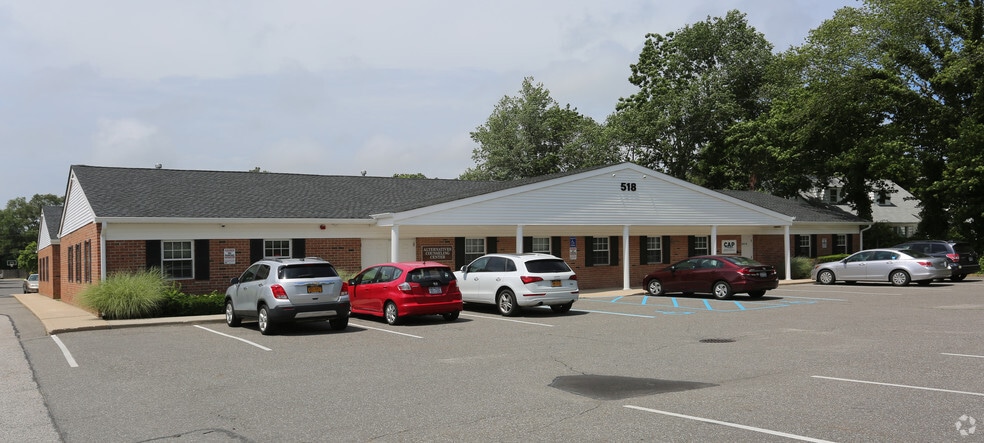 524 E Main St, Riverhead, NY à louer - Photo principale – Image 1 sur 10
