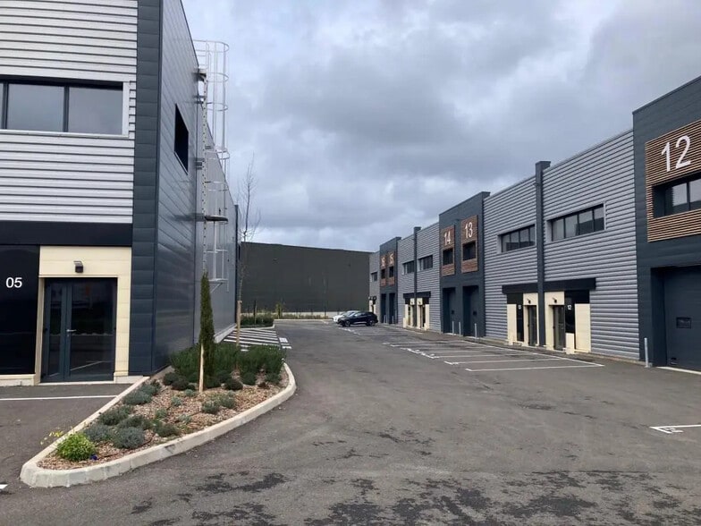 Local d’activités dans Brignoles à louer - Photo de l’immeuble – Image 2 sur 12