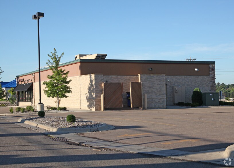 320 Pioneer Trl, Chaska, MN à vendre - Photo de l’immeuble – Image 2 sur 2