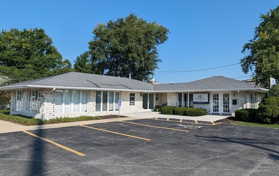 2424 E Lincoln St, Bloomington, IL à louer - Photo de l’immeuble – Image 1 sur 5