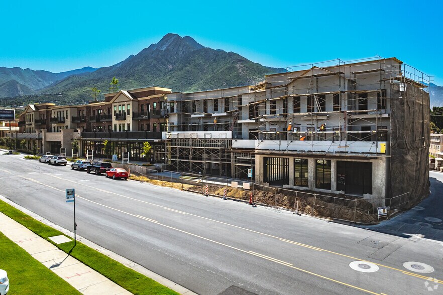 2258 E Murray Holladay Rd, Holladay, UT à vendre - Photo principale – Image 1 sur 46