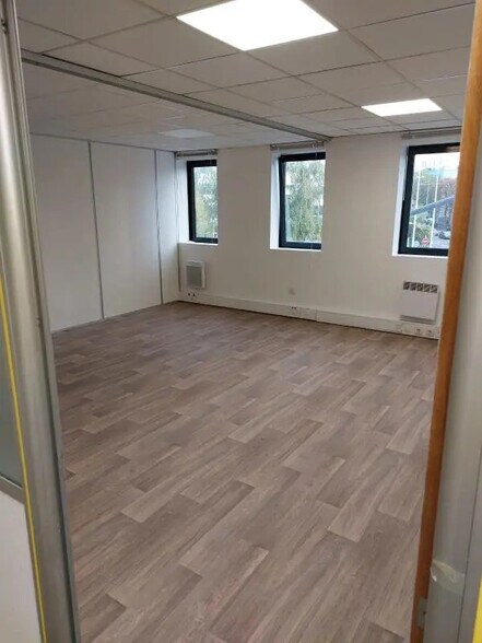 Bureau dans Nanterre à louer - Photo de l’immeuble – Image 3 sur 16