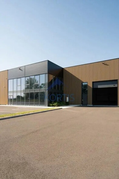 Local d’activités dans Ambérieux à louer - Photo de l’immeuble – Image 3 sur 7