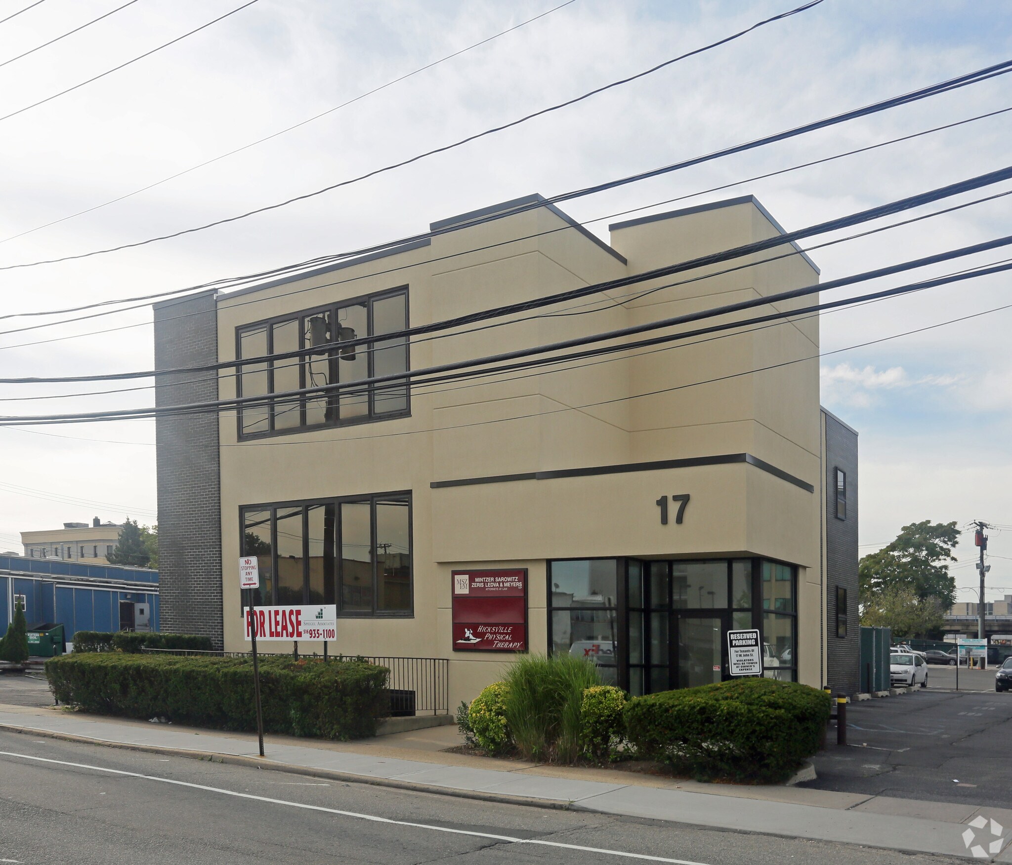 17 W John St, Hicksville, NY à louer Photo principale– Image 1 sur 4