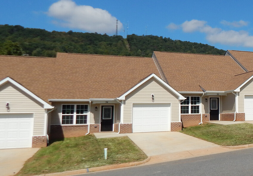 34 Hunters Valley Ln, Rocky Mount, VA à vendre - Photo principale – Image 1 sur 1