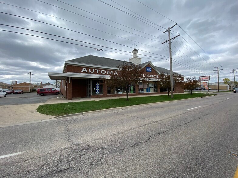 7713 W Lawrence Ave, Norridge, IL à louer - Photo de l’immeuble – Image 3 sur 27