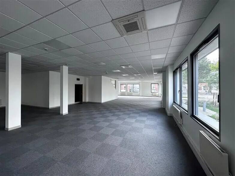 Bureau dans Le Blanc-Mesnil à louer - Photo de l’immeuble – Image 3 sur 6