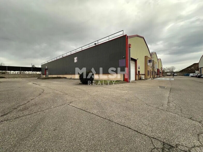 Bureau dans Vénissieux à louer - Photo de l’immeuble – Image 1 sur 10