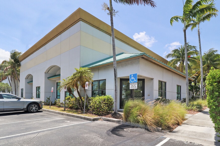 180 Gulf Stream Way, Dania Beach, FL à louer - Photo de l’immeuble – Image 3 sur 10