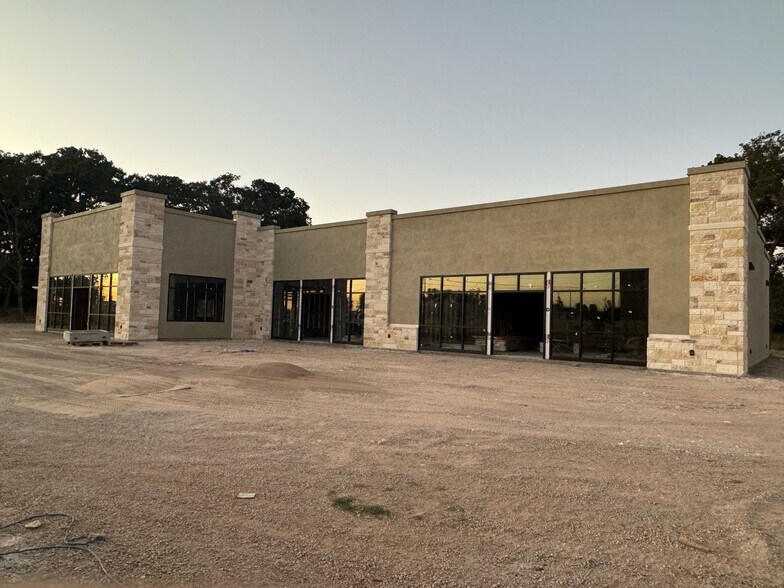 514 Friendship Ln, Fredericksburg, TX à louer - Photo de l’immeuble – Image 2 sur 2