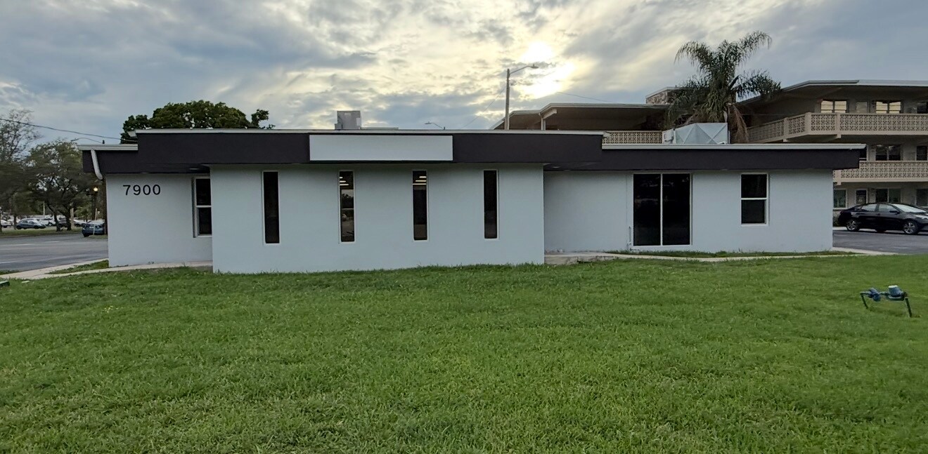 7900 Dr. Martin Luther King, J St N, Saint Petersburg, FL à louer Photo de l’immeuble– Image 1 sur 13