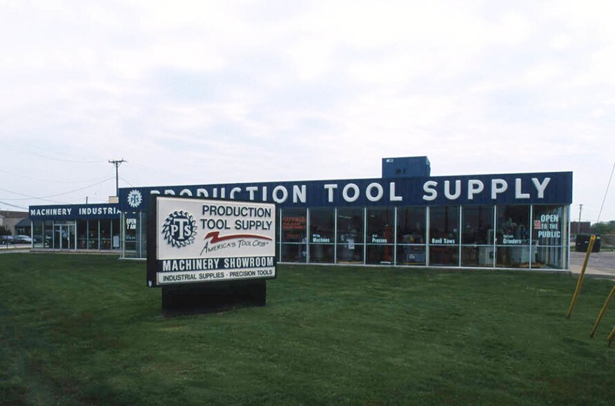 29710 Groesbeck Hwy, Roseville, MI à louer - Photo de l’immeuble – Image 3 sur 5