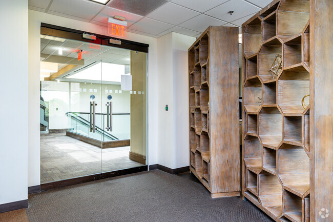 Plus de détails pour 800 E 101st Ter, Kansas City, MO - Coworking à louer