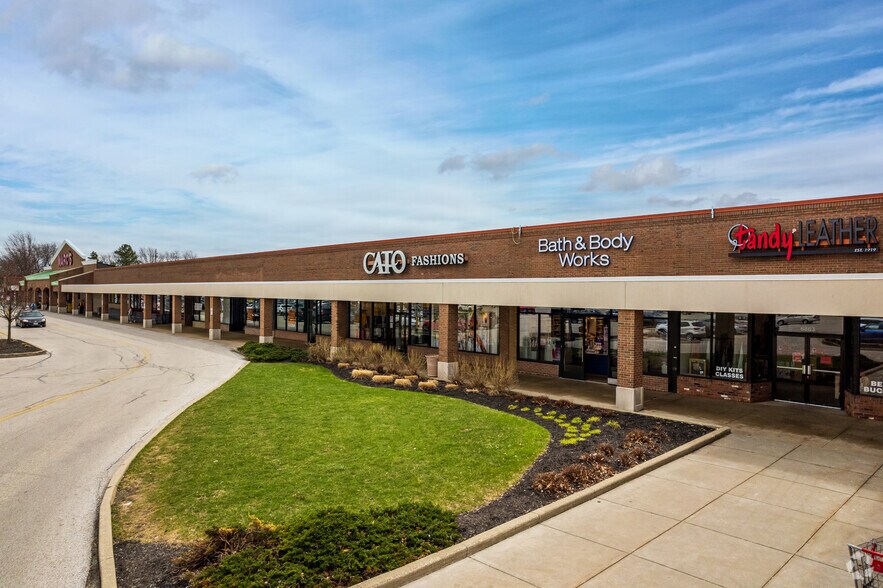 6801-7601 Pearl Rd, Middleburg Heights, OH à louer - Photo de l’immeuble – Image 2 sur 4
