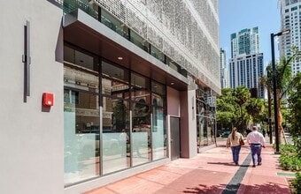 222 NE 1st Ave, Miami, FL à louer Photo de l’immeuble– Image 2 sur 4