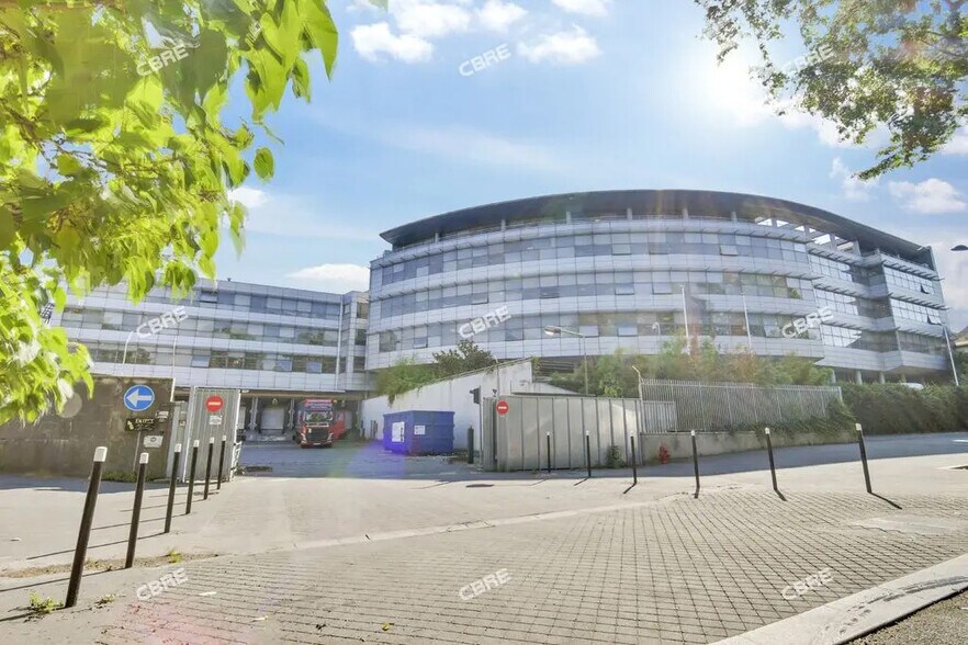 Local d’activités dans Épinay-sur-Seine à louer - Photo de l’immeuble – Image 1 sur 7