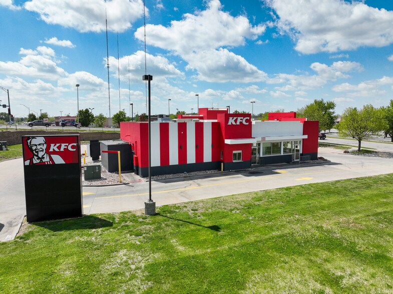 6512 N 72nd St, Omaha, NE à vendre - Photo de l’immeuble – Image 3 sur 11