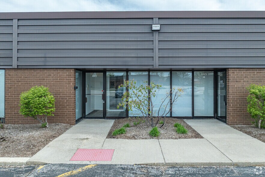 421-449 Eisenhower Ln S, Lombard, IL à vendre - Photo de l’immeuble – Image 3 sur 5