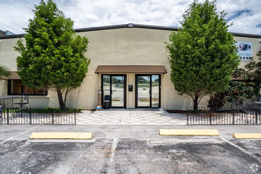 4455 Ulmerton Rd, Clearwater, FL à louer - Photo de l’immeuble – Image 3 sur 7