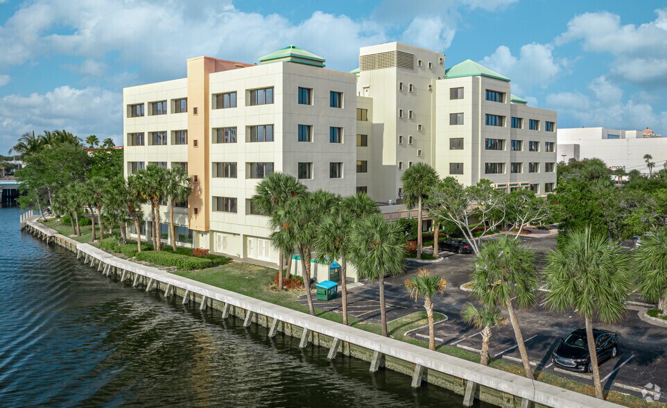 915 Middle River Dr, Fort Lauderdale, FL à louer - Photo de l’immeuble – Image 2 sur 6