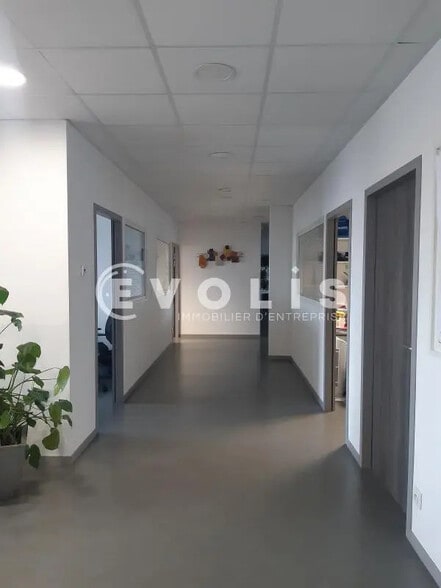 Bureau dans Dury à louer - Photo de l’immeuble – Image 1 sur 6