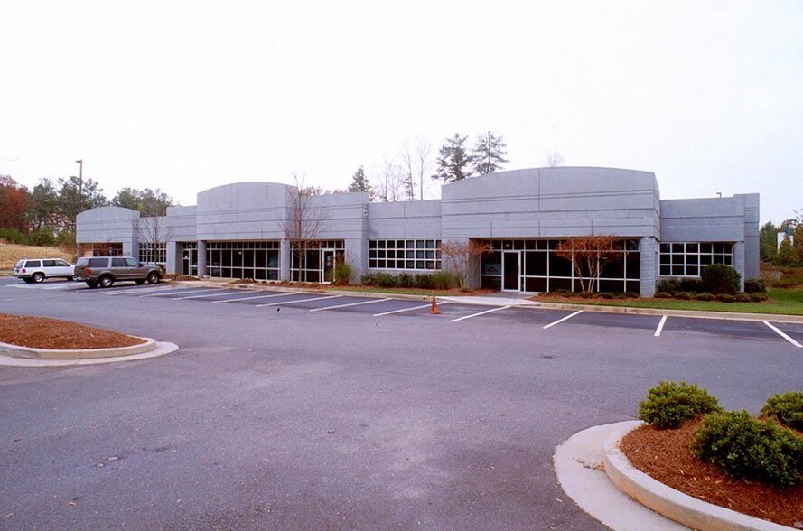 3135 Avalon Ridge Pl, Norcross, GA à louer - Photo de l’immeuble – Image 2 sur 7