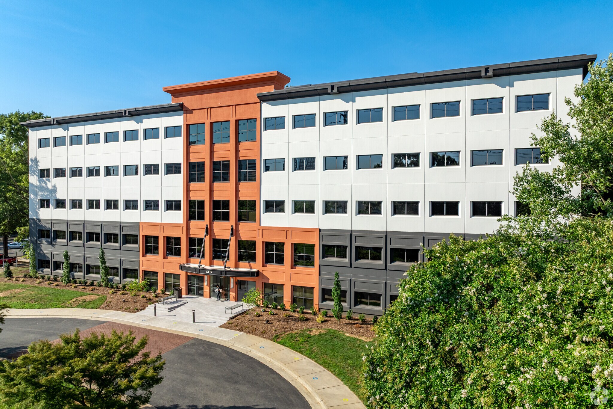 6135 Park South Dr, Charlotte, NC à louer Photo de l’immeuble– Image 1 sur 28