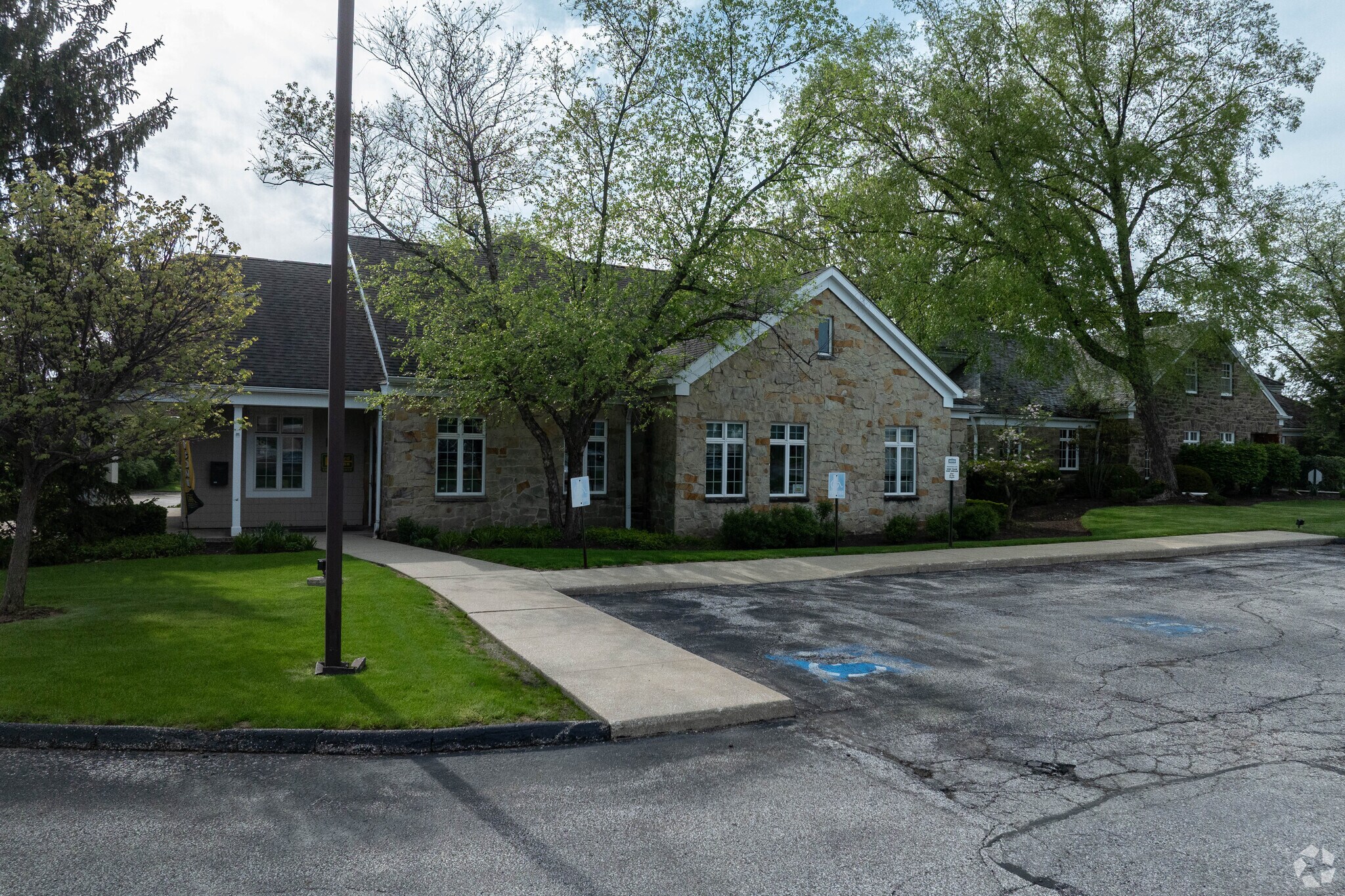 6240 Som Center Rd, Solon, OH à louer Photo principale– Image 1 sur 6