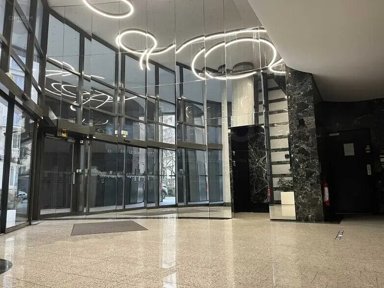 Bureau dans Villeurbanne à louer - Hall d’entrée – Image 3 sur 13