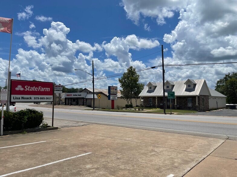 423 E Main St, Bellville, TX à louer - Photo de l’immeuble – Image 3 sur 12