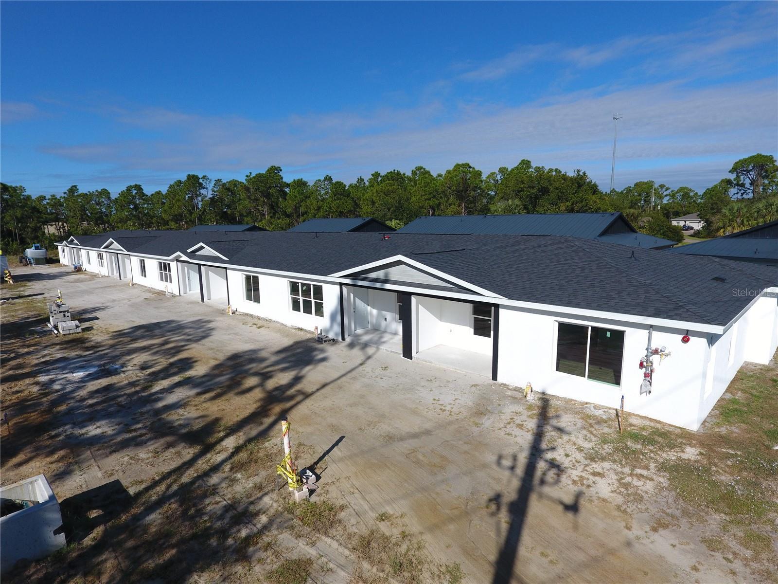 1215 Capricorn Blvd, Punta Gorda, FL à vendre Photo principale– Image 1 sur 10