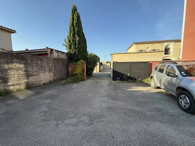 Local d’activités dans Piolenc à louer - Photo de l’immeuble – Image 3 sur 10