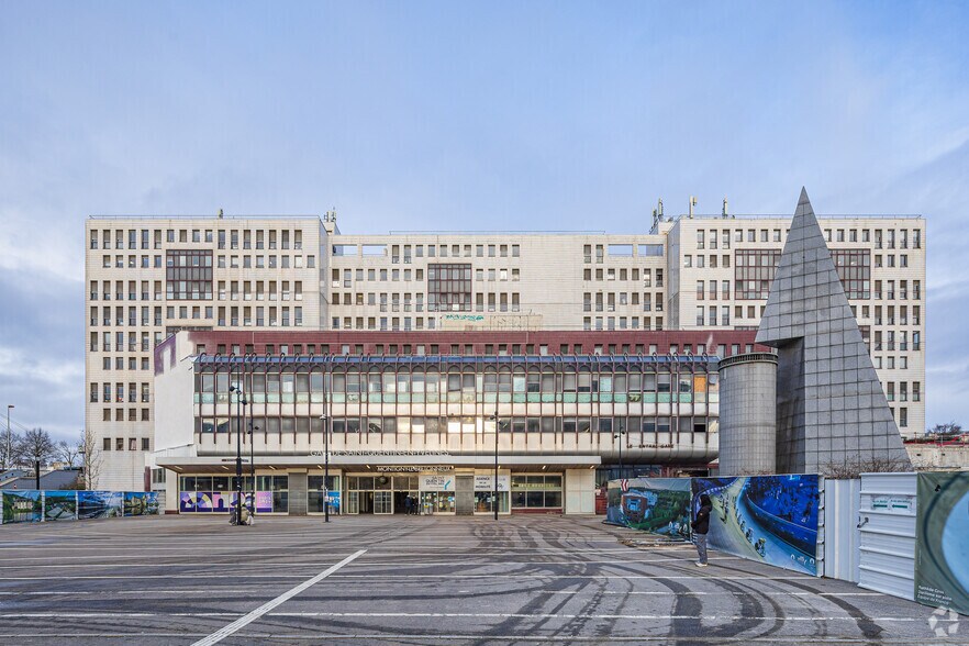 1-10 Place Charles De Gaulle, Montigny-le-Bretonneux à louer - Photo de l’immeuble – Image 2 sur 5