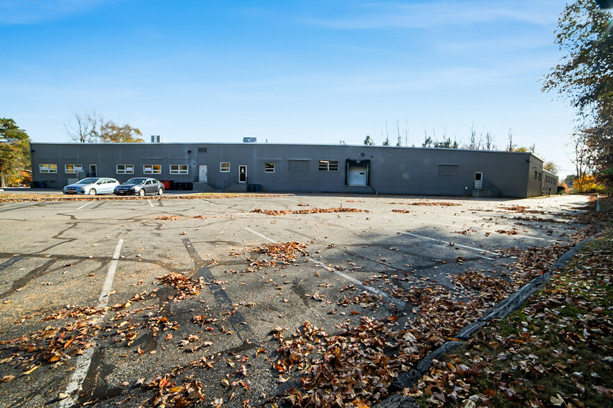 40 Radio Circle Dr, Mount Kisco, NY à louer - Photo de l’immeuble – Image 3 sur 17