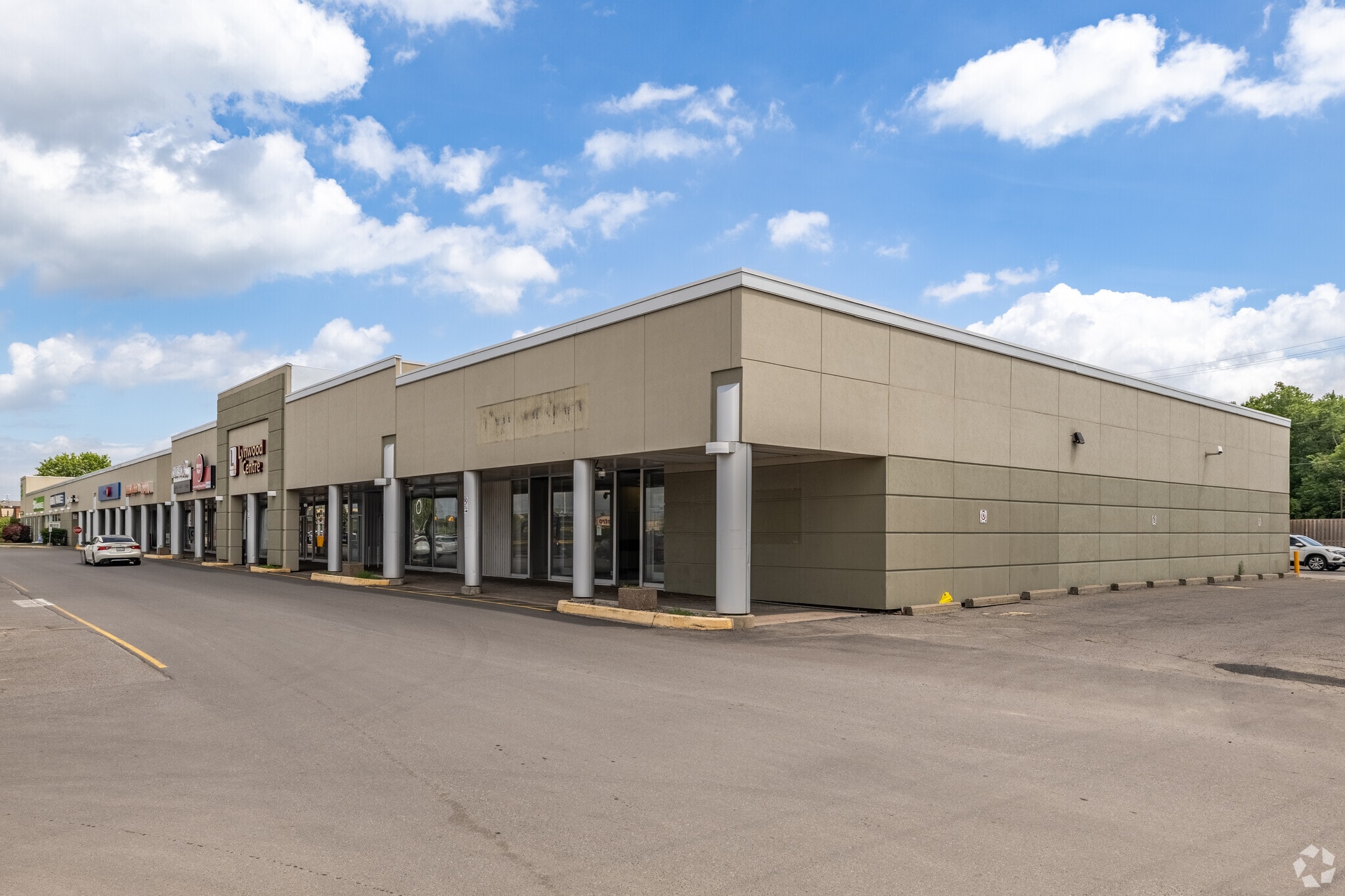 1826 Robertson Rd, Nepean, ON à louer Photo principale– Image 1 sur 2