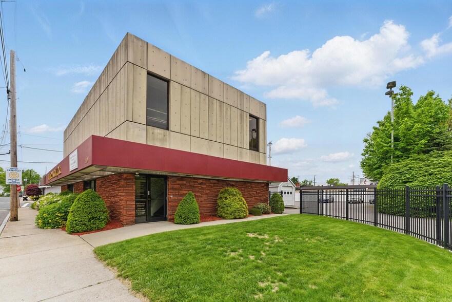 119 Winsor St, Ludlow, MA à vendre - Photo de l’immeuble – Image 3 sur 28
