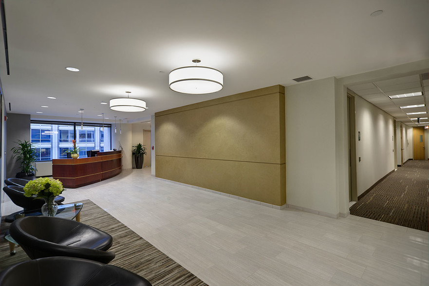 2 Wisconsin Cir, Chevy Chase, MD à louer - Hall d’entrée – Image 1 sur 9