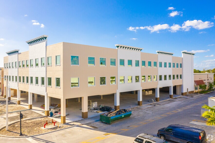 7451 Riviera Blvd, Miramar, FL à louer - Photo principale – Image 2 sur 4