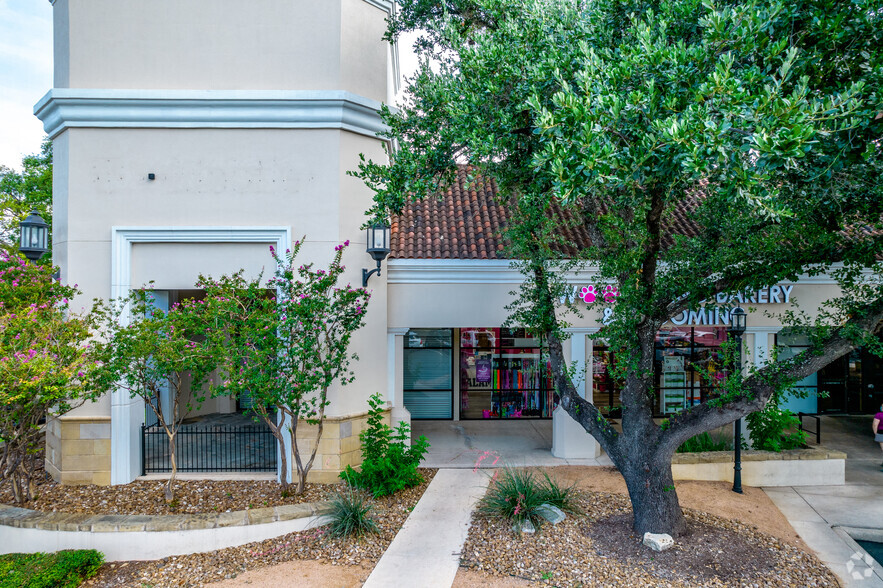 999 E Basse Rd, San Antonio, TX à louer - Photo de l’immeuble – Image 2 sur 42